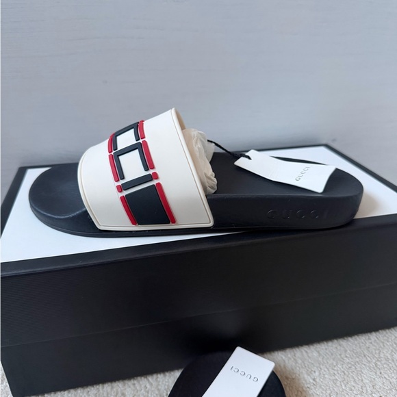 **BRAND NEW GUCCI SLIDES** - Picture 8 of 9